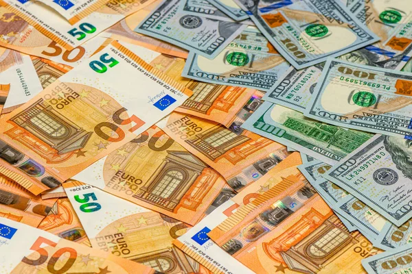 50 avroluk banknotları ve 100 dolarlık banknotları bir araya getir. Uluslararası para birimleri, finans ve para değişimi kavramı.