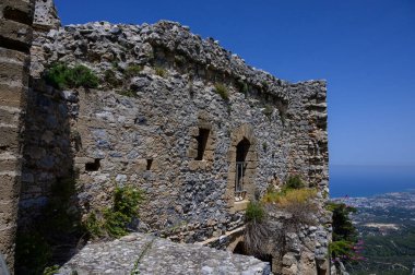 Akdeniz manzaralı St. Hilarion Şatosu 'nun antik taş duvarı.