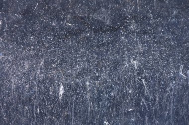 Karanlık taş katmanları zamanın şekillendirdiği karmaşık dokular sergilerler, doğanın doğadaki yorulmak bilmez sanatını ima eder..