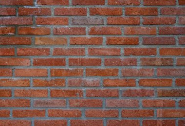 Telaffuz edilmiş dokusu olan kırmızı tuğlalı bir duvar. Fotoğraf, tasarım ve grafik projeleri için arka plan olarak mükemmel.