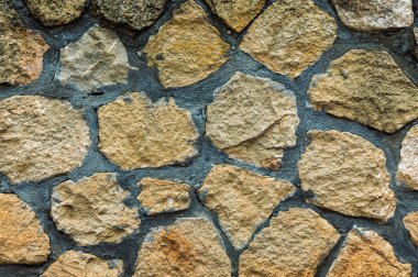 Çeşitli taşlar organik bir kalıpta dizilmiş, davetkar bir doku yaratıyor, doğanın sanatını ılık bir tonda sergiliyor..