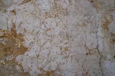 Zamanla unutulmuş bir yere kazınmış tarihi ve hikayeleri ortaya çıkaran aşınmış yüzeyden karmaşık desenler ortaya çıkar..