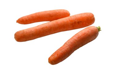 Yeşil bluzu olmayan üç canlı havuç profesyonel olarak saf beyaz arka planda sıralanmış. Mutfak kullanımı için taze sebze kökü sunumu.