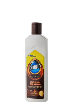 Tiflis, Gürcistan 11.16.2025. Pronto Klasik mobilya cilası şişesi beyaz arka planda izole edilmiş. Bu popüler ahşap bakım ürününün tanınabilir kırmızı ve beyaz ambalajı açıkça görülebilir..