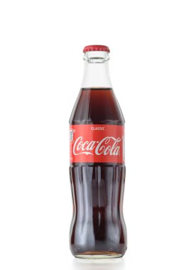 Tiflis, Gürcistan 11.20.2025. Temiz beyaz arka planda sergilenen ikonik Coca-Cola şişesi. Ayırt edici şekli ve kırmızı damgalaması onlarca yıllık canlandırma geleneğini sembolize ediyor.