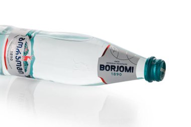 Tiflis, Gürcistan 'ın 11,20,2025 ünlü Gürcü doğal gazlı Borjomi maden suyu ikonik yeşil cam şişesinde. Eşsiz iyileştirici özellikleri ve belirgin tuzlu alkali tadı ile bilinir..