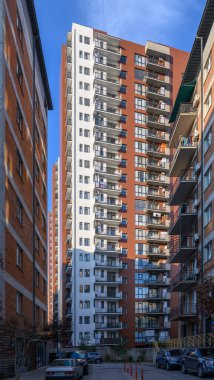 Tipik çok katlı bir bina, Tiflis bölgesinde. Balkonlu ve karışık cepheli karakteristik mimari.