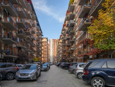 Jikia Evi yeşil alanları ve modern altyapısı olan peyzajlı bölgelerle çevrili. Mimari ve peyzaj tasarımının ahengi. 