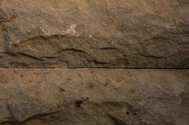 Karakteristik katmanları ve mineral damarları olan doğal taş dokusuna yakın çekim. Kum taşının doğal güzelliği ya da ayrıntılar..