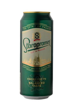 Tiflis, Gürcistan 11,28,2025. Bir kutu Staropramen Premium filtreli bira temiz beyaz arka planda izole edildi. Ticari kullanım, menüler ve reklamlar için mükemmel