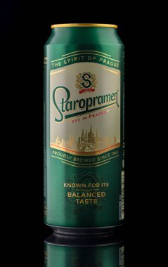 Tiflis, Gürcistan 11,28,2025. Kaliteli Staropramen Premium birası koyu arka planda çarpıcı bir şekilde duruyor. Reklam için zarif sunumlu kaliteli bira..