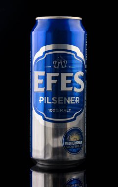 Tiflis, Gürcistan 11,28,2025. Efes Pilsener bira kutusu. Logo ve ambalaj detaylarını vurgulayarak zengin siyah arka plana karşı. Premium sunum için şık görüntü.
