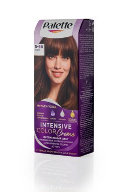 Tiflis, Gürcistan 11,28,2025. Uzun ömürlü Palet Yoğun Renk Kremi saç boyası paketi. Gölgesi 5-68 Chestnut. Özenle yoğun renklendirme ürünü.