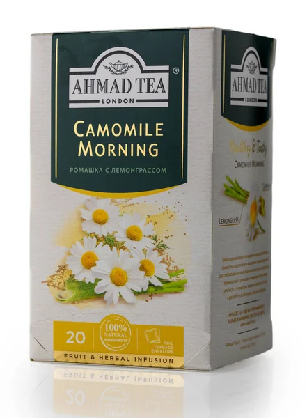 Tiflis, Gürcistan 11,28,2025. Beyaz arka planda izole edilmiş, papatya ve limon otlu Ahmad Tea Camomile Morning. Kafeinsiz sakin bir sabah içeceği.
