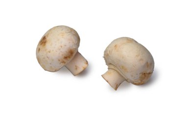İki Düğme Mantarı: Bir Tüm, Diğer Kesim Beyaz Arkaplanda. 
