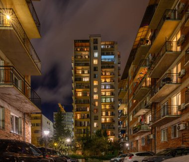 Materyallerin kalitesini ve tasarımın düşünceliliğini gösteren yakın çekim: bitirmeler, loggia jöleleme, ritim yaratan çizgiler.