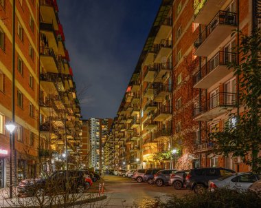  Bina bölge simgesi olarak kullanılıyor. Parlak ışıklandırması, şehrin bu kısmının modern görünümünü vurgulayarak, karanlık komşu yapılar ve sokak lambaları arasında göze çarpıyor..