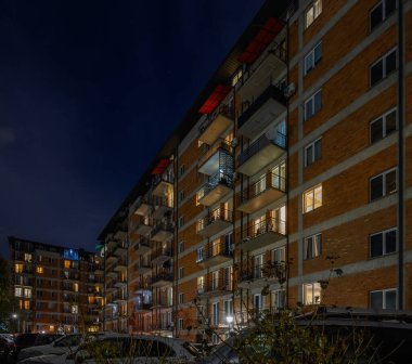 Şehir mimarisi suda kırılır, gerçeküstü ve resimsel bir tablo yaratır. Binanın düz çizgileri bozuluyor ve geçici, sanatsal bir imaj yaratıyor..