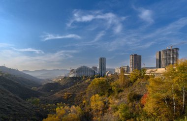 Modern tarzda prestijli bir kompleks. Temiz geometrik şekiller, panoramik parlamalar ve ışık cepheleri yamaçta birinci sınıf bir görüntü oluşturur..