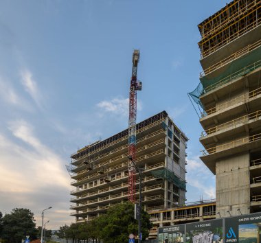 Tiflis 'in merkez bölgelerinden birini yenilemek için dinamik bir süreç. Sitede vinçler, beton çerçeveler ve Saburtalo 'nun çehresini değiştiren inşaat makineleri yer alıyor..
