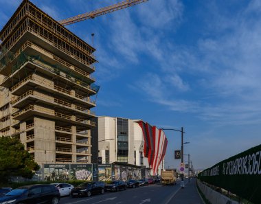 Vinç, yaratılış ve mühendisliğin sembolü. Gökyüzüne vurgulanmış karmaşık geometrik formu, faydacı bir nesneyi sanat ve grafik soyutlamasına dönüştürür.. 