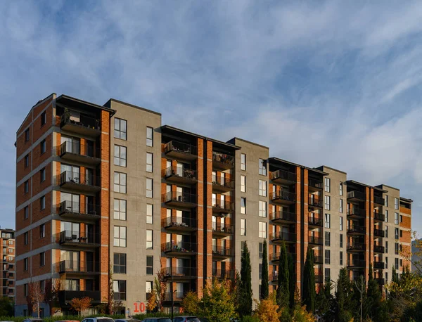 Yeni şehir gelişiminin tipik bir örneği. Temiz hatlar, karanlık ya da aydınlık korkuluklu balkonların ritmik yerleştirilmesi kısıtlı ve işlevsel bir mimari görüntü oluşturur.