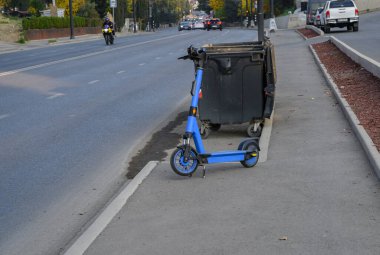 Şehrin kaldırımında ya da Tiflis 'te yol kenarına park edilmiş ortak ya da kişisel bir elektrikli scooter. Kafkasya 'daki modern kentsel hareketlilik, mikro ulaşım ve çağdaş şehir hayatının sembolü..