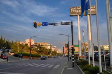 Tiflis, Gürcistan 'ın 11,12,2025 Dinamik kentsel kavşağında büyük bir Gürcistan holdingi olan Tegeta Holding için önemli yön işaretleri yer alıyor. Şehir trafiğini, modern altyapıyı ve ticari faaliyetleri gösterir.