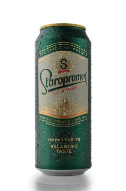 Tiflis, Gürcistan 12.06.2025. 1869 'dan beri üretilen klasik Çek birası olan soğutulmuş bir kutu Staropramen. İnce yoğunlaşma damlacıkları tazeliği ve mirası vurgular..