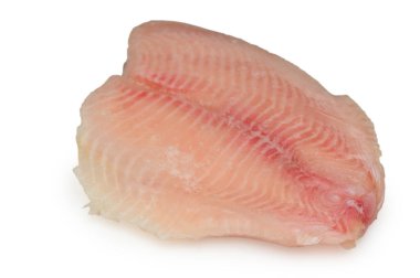 Temiz beyaz arka planda sergilenen taze dondurulmuş tilapia filetosu. Balığın hassas dokusunu, açık rengini ve kalitesini minimalist, iştah açıcı bir tarzda vurgular.