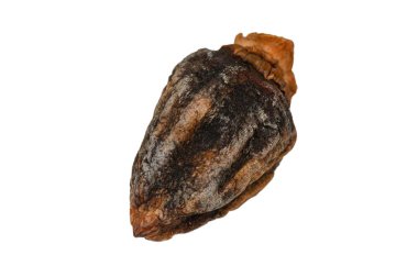 Kehribar rengi ve buruşuk desenli, temiz beyaz arka planda izole edilmiş doğal olarak kurutulmuş bir hurma. Meyvelerin doğal güzelliğini ve güzelliğini ön plana çıkaran sade ve zarif bir hayat..