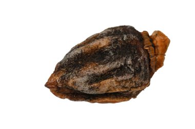 Zengin, karamelize bir tonu ve doğal buruşuk bir yüzeyi olan, parlak beyaz bir zemin üzerine yerleştirilmiş, güneşte kurutulmuş tek bir hurma. Geleneksel kurutulmuş meyvenin kırsal zarafetini ve sadeliğini yakalar..