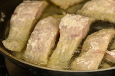 Taze tilapia parçaları tavada kızarıyor, içinde narin kalırken lezzetli bir çıtır çıtır vücut geliştiriyor. Basit ve sağlıklı bir yemek, lezzet ve dokularla dolu.. 