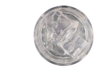 Temiz beyaz zemin üzerinde saf suyla dolu temiz cam ve şeffaf buz küpleri. Basit hidrasyon ve sağlıklı yaşam tarzı düz fotoğraf..