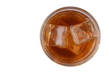 Limon dilimli buzlu çay bardağının temiz üst görüntüsü ve saf beyaz arka planda izole edilmiş buz küpleri. Fotokopi alanı ile basit ferahlatıcı yaz içeceği fotoğrafçılığı.