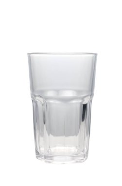 Temiz içme suyuyla dolu şeffaf cam, saf beyaz arka planda izole edilmiş. Minimalist hidrasyon ve sağlıklı yaşam tarzı konsept fotoğrafçılık.