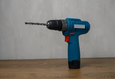 Üzerinde gümüş metal matkap bulunan yüksek kalite kablosuz matkap, saf beyaz arka planda izole edilmiş. Donanım, inşaat veya atölye konsepti için araç fotoğrafçılığı.