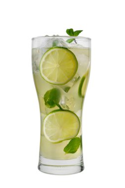 Taze nane yapraklı klasik mojito kokteyli, limon dilimleri ve temiz beyaz arka planda izole edilmiş uzun bir bardakta ezilmiş buz. Yaz içkisi fotoğrafçılığı..