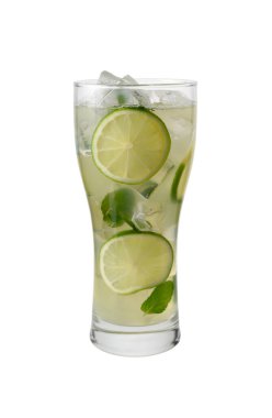 Limonata taze limon dilimleri, nane yaprakları ve buz küpleriyle dolu, temiz beyaz arka planda izole edilmiş uzun bardakta yeniliyor. Doğal malzemeli yaz içeceği fotoğrafçılığı.