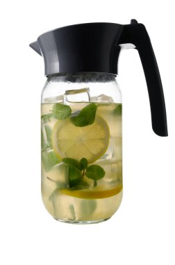 Ev yapımı limonata, taze limon dilimleri, nane yaprağı ve buz küpleriyle dolu cam sürahi temiz beyaz arka planda izole edilmiş. Yaz içeceği fotoğrafçılığı tazeleniyor.