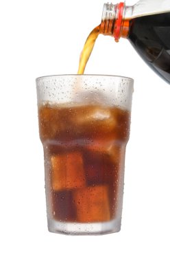 Coca-Cola 'nın, cam şişeden buz dolu bardağa dökülüp temiz beyaz arka planda hareket ve karbonat yakalama eylemi. Dinamik içecek fotoğrafçılığı.