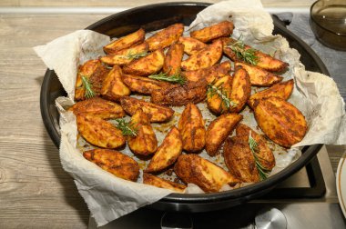 Aromatik biberiye ve baharat karışımıyla pişirilmiş çıtır çıtır patatesler popüler konforlu yemek yan yemekleri veya altın kabuklu aperatifler yaratıyor..