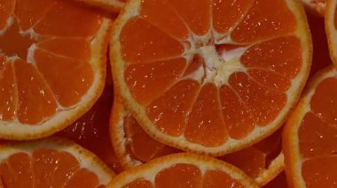 Dilimlenmiş mandalina turuncu döndürme, tatmin edici görsel, üst görünüm