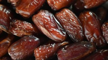 Kırışık hurmaların kusursuz döngüsü dönüyor, sağlıklı atıştırmalıklar, genel görünüm