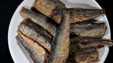 Seramik bir tabakta yavaşça dönen, tepeden tırnağa görüntülenen, küçük ve kızarmış balıklardan oluşan, 4 km 'lik pürüzsüz bir video döngüsü. Klipte iştah açıcı altın-kahverengi kabuk, çıtır çıtır doku vurgulanıyor.