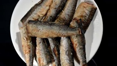 Küçük Kızarmış Balık Tabakta Dönüyor. Tepeden tırnağa Çıtır Tam Balık Döngüsü