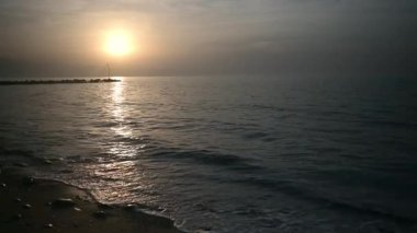 Kıbrıs kıyılarında gün batımı. Akdeniz Üzerindeki Altın Saat, Sakin Dalgalar