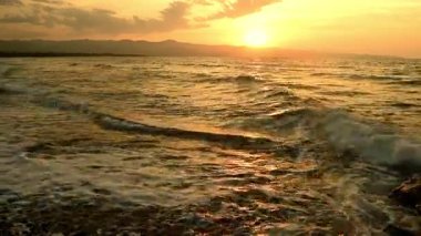 Kıbrıs Rum Kesimi Altın Saate İndi. Batan Güneş Siluetli Kıyı Hattı, Sinema Havası