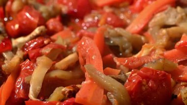 Taze pişmiş sebzelerden buhar yükseliyor. Sinemaya Yakın, Sıcak İştah Açıcı