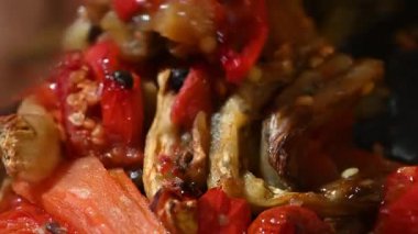 Skillet 'te sebzeler kaynıyor ve karıştırılıyor. Cızırdayan Yemek Pişirme Süreci, Yakın Çekim Dinamik Çekim